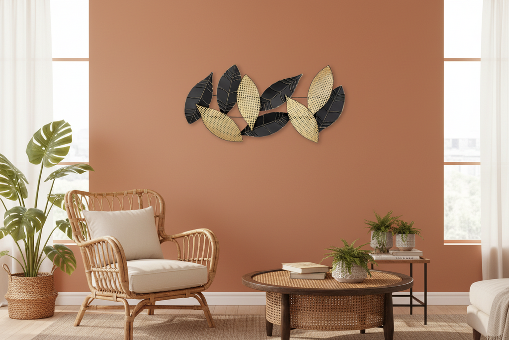 Hojas metálicas negro y dorado en sala bohemia con plantas y ratán
