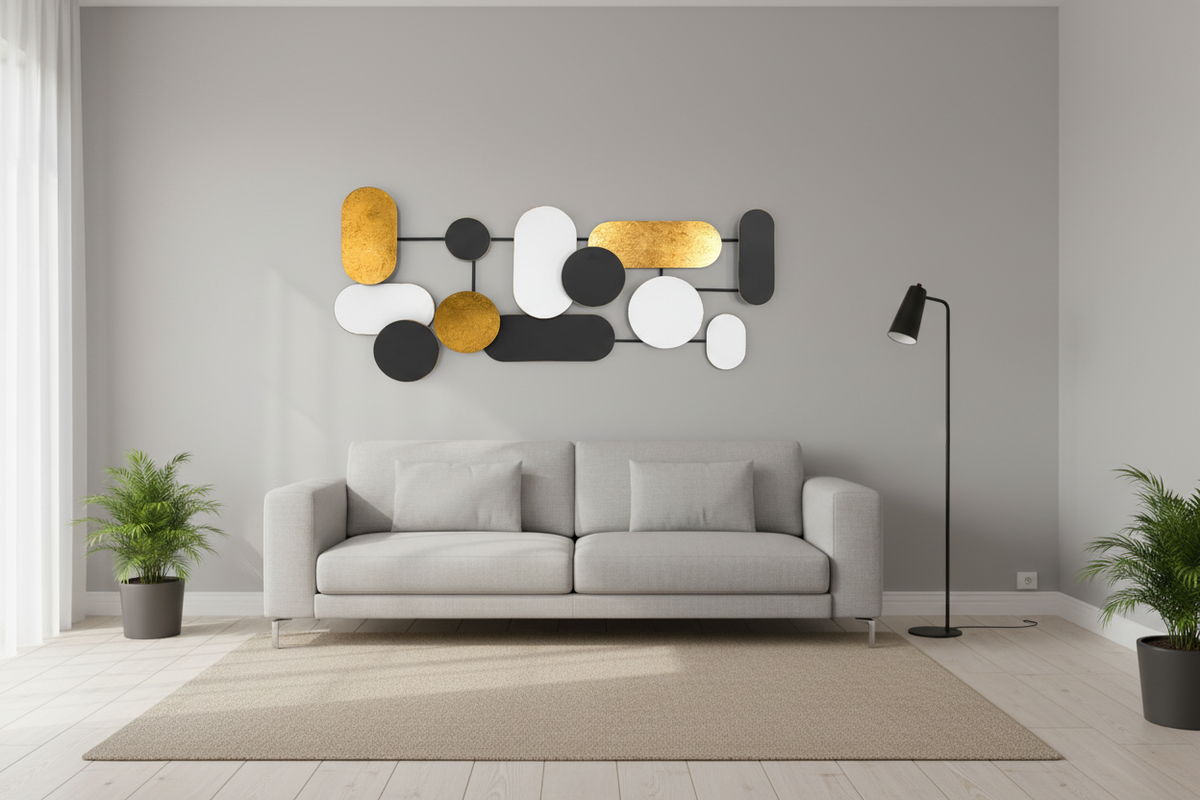 Decoración geométrica metálica en sala minimalista escandinava
