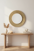 Espejo dorado martillado en living con consola