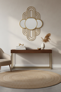 Espejo Art Déco dorado en living pared neutra