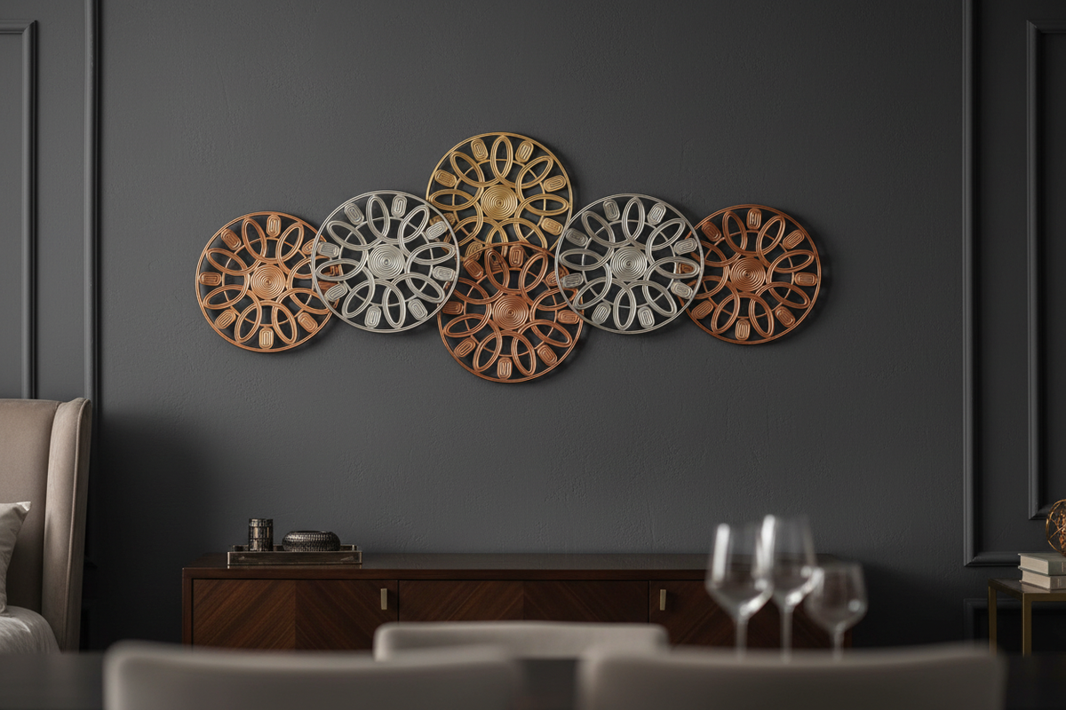 Decoración de pared metálica mandala en ambiente premium con pared oscura