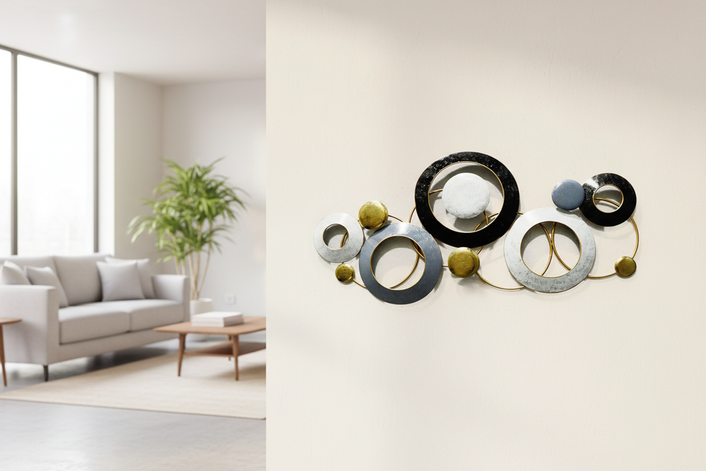 Decoración metálica aros en sala contemporánea con luz natural