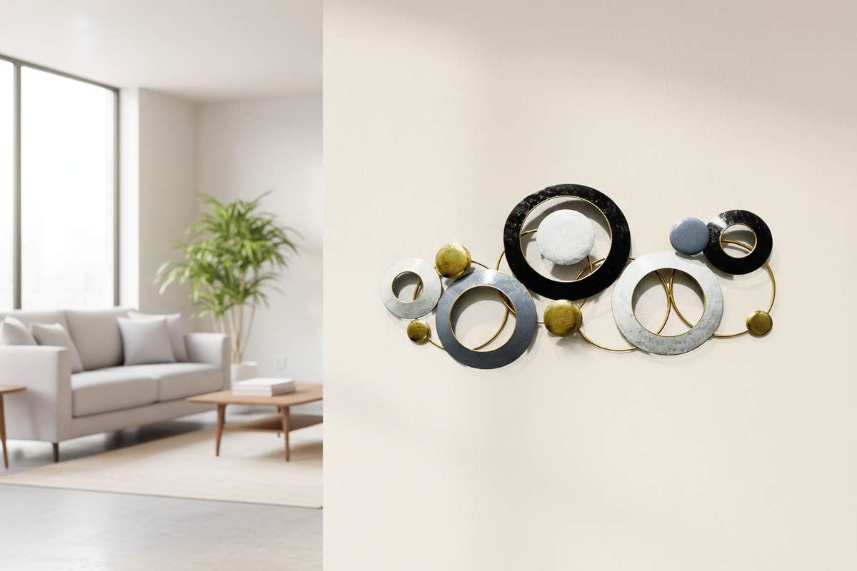 Decoración metálica aros en sala contemporánea con luz natural