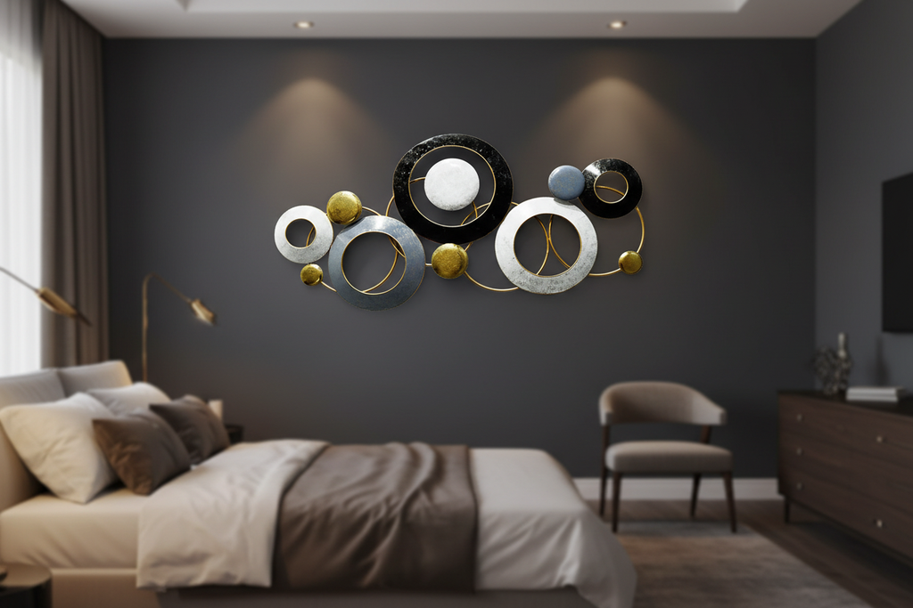 Decoración metálica aros en dormitorio premium con pared oscura