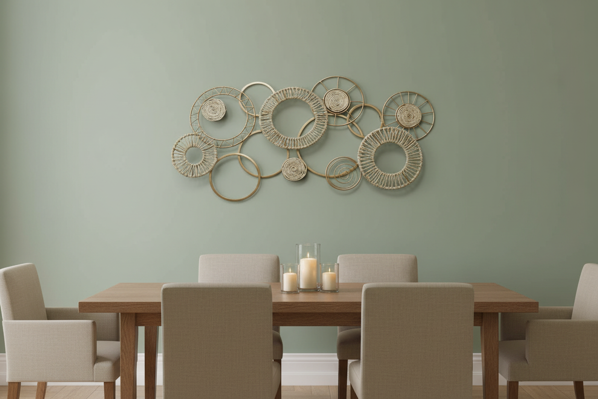 Decoración rústica aros dorados en comedor minimalista con pared verde salvia