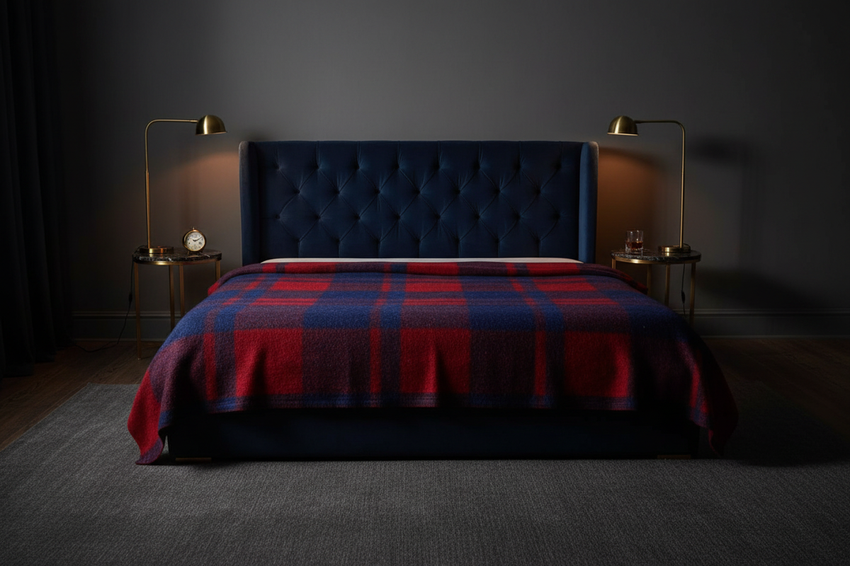 Frazada rojo y azul en dormitorio boutique oscuro