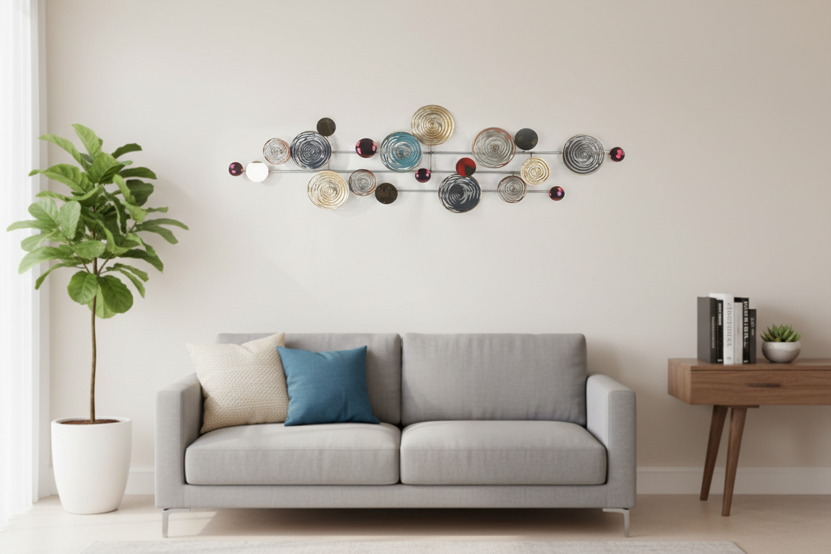 Decoración metálica espirales montada en sala moderna con luz natural