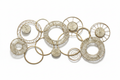 Decoración rústica aros dorados sobre fondo blanco limpio