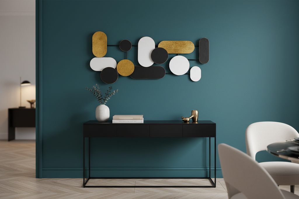 Decoración geométrica metálica sobre consola en entrada con pared verde oscura