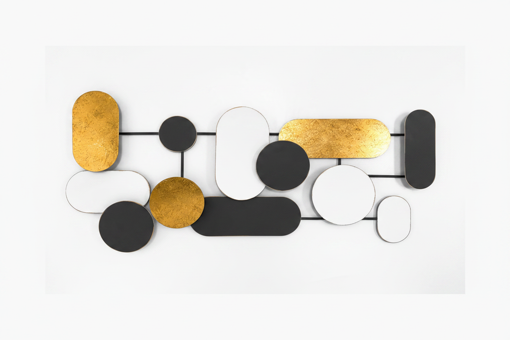 Decoración geométrica metálica sobre fondo blanco limpio