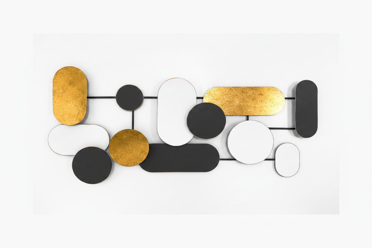 Decoración geométrica metálica sobre fondo blanco limpio